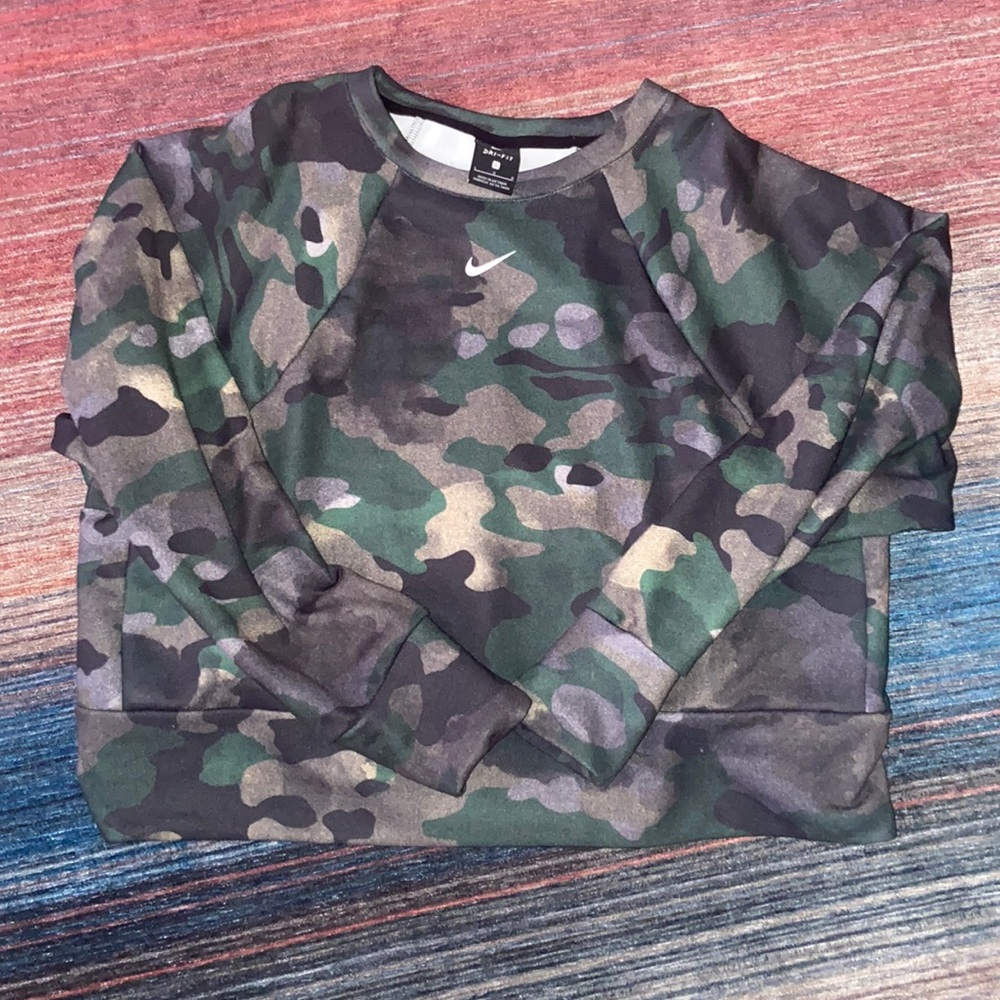 Women’s Nike cropped camo sweatshirt